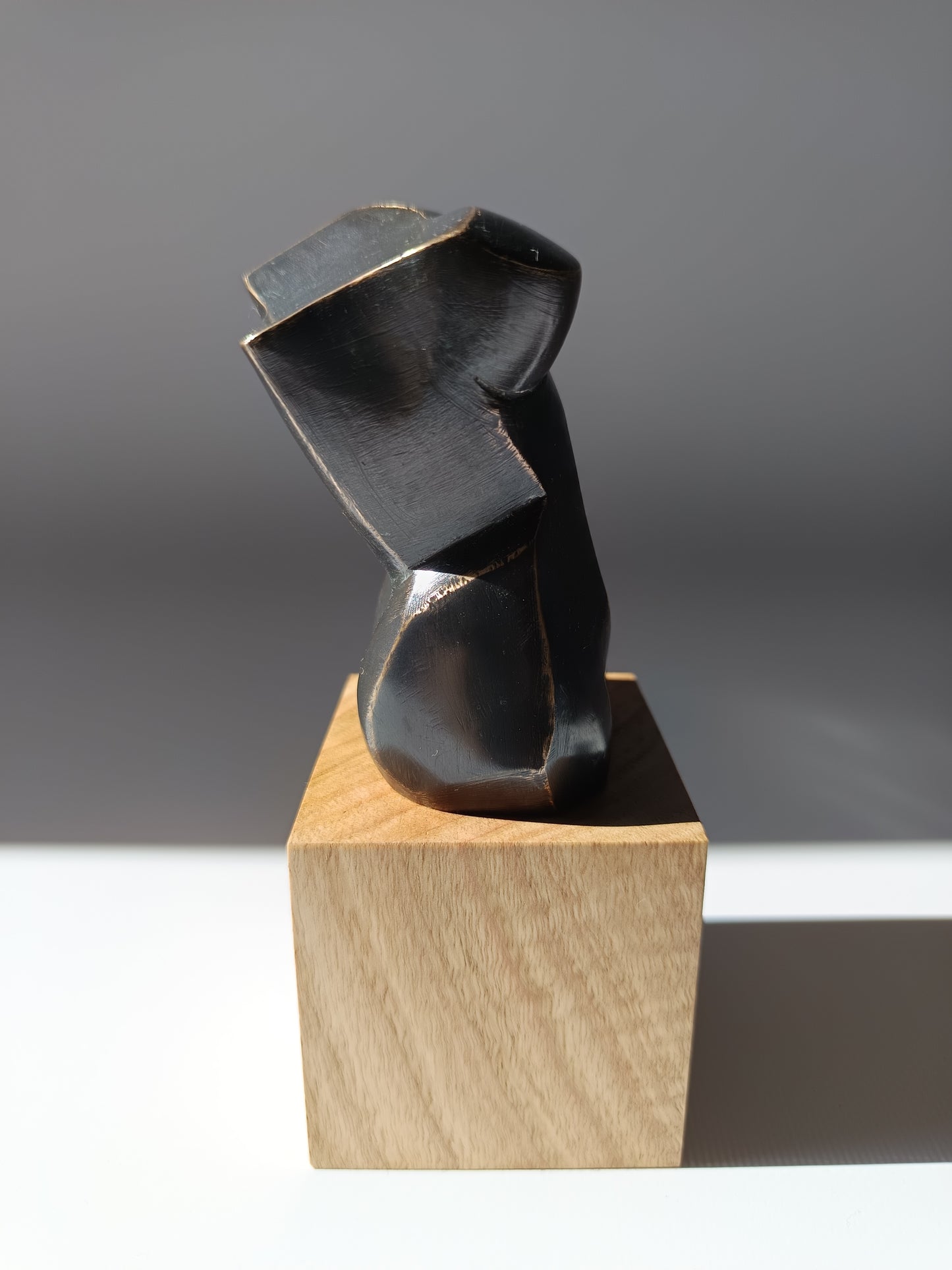 Escultura bronce busto femenino