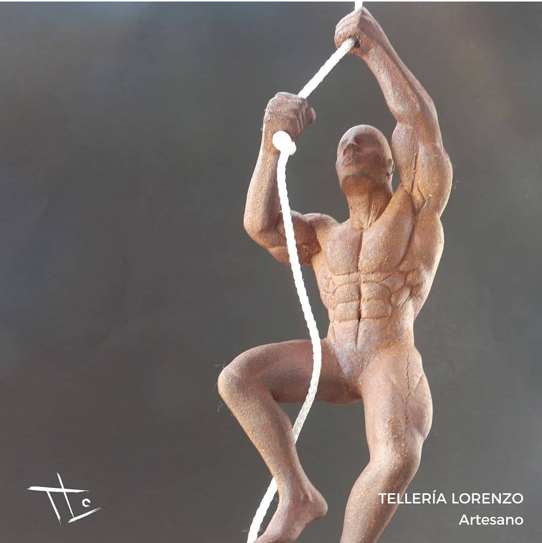 Escultura cerámica ESCALADOR CUERDA