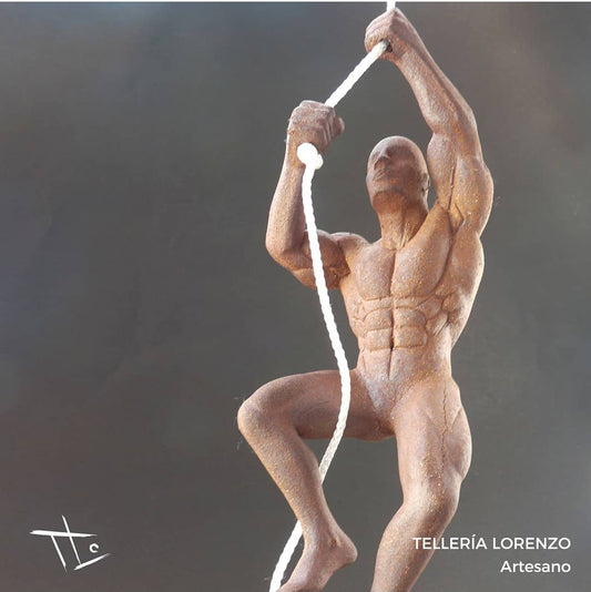 Escultura cerámica ESCALADOR CUERDA
